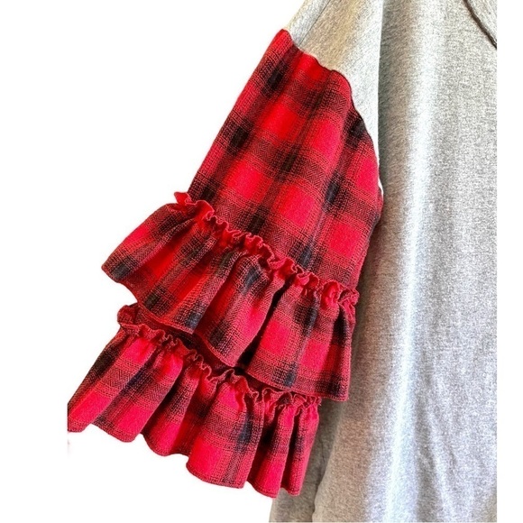 KYE MI, WOMENS,FULL,GREY TOP WITH RED& BLACK PLAID, 2 TIER RUFFLE SLEEVES.SIZE L - Picture 2 of 6